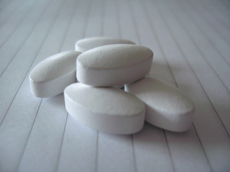 Calcium dietary supplement tablets. (Source: Wikimedia/Kham Tran)